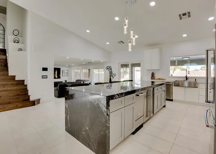 Holiday home 7 Mi To State Farm Stadium: Family W/ Pool Glendale