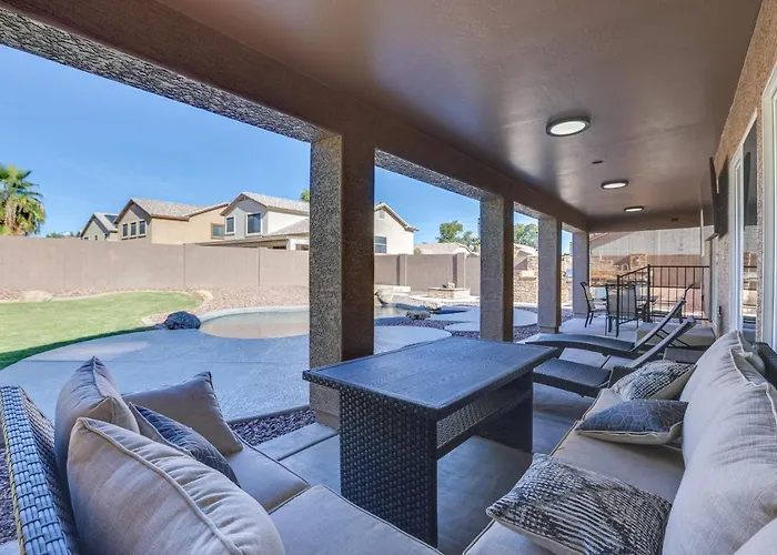 Holiday home 7 Mi To State Farm Stadium: Family W/ Pool Glendale