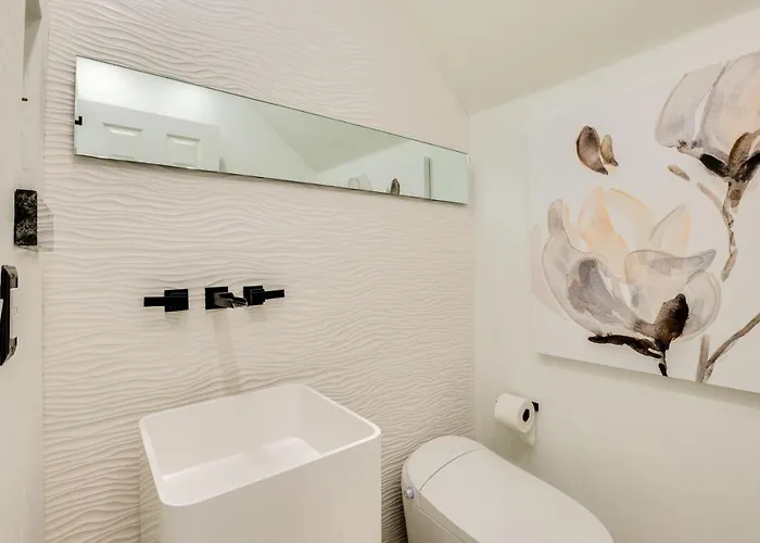 7 Mi To State Farm Stadium: Family W/ Pool Holiday home Glendale