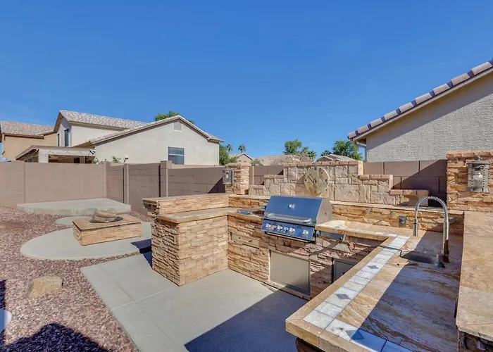 7 Mi To State Farm Stadium: Family W/ Pool Holiday home Glendale