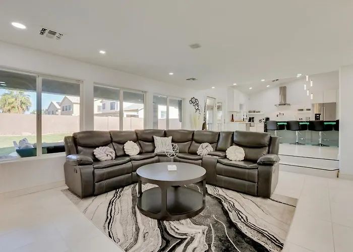 7 Mi To State Farm Stadium: Family W/ Pool Holiday home